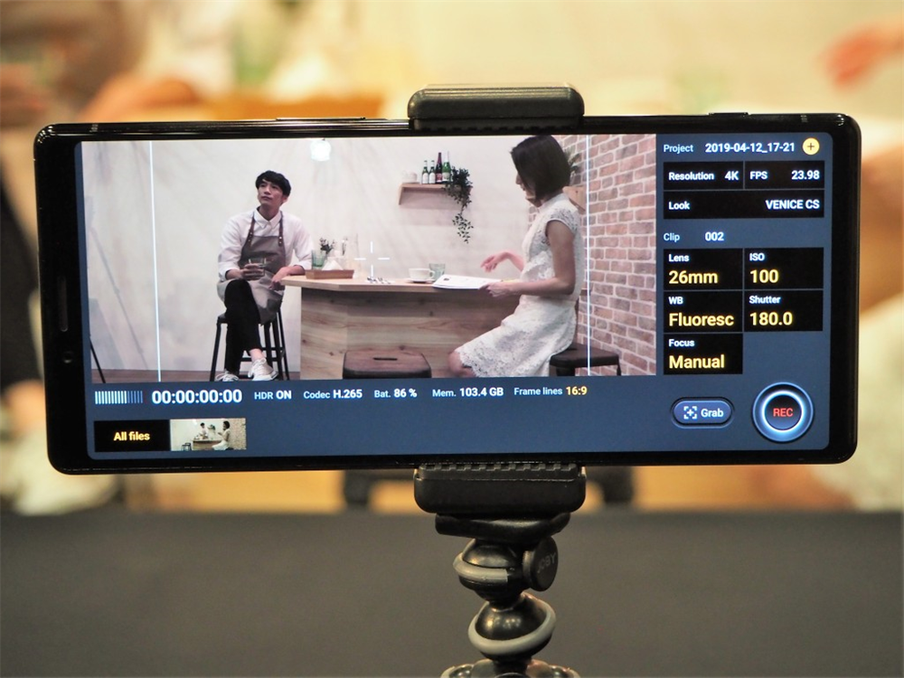プロのビデオカメラ開発チームと協力して開発した「CinemaPro」。21:9比率で映画のような画作りを実現する映像の撮影が可能だ