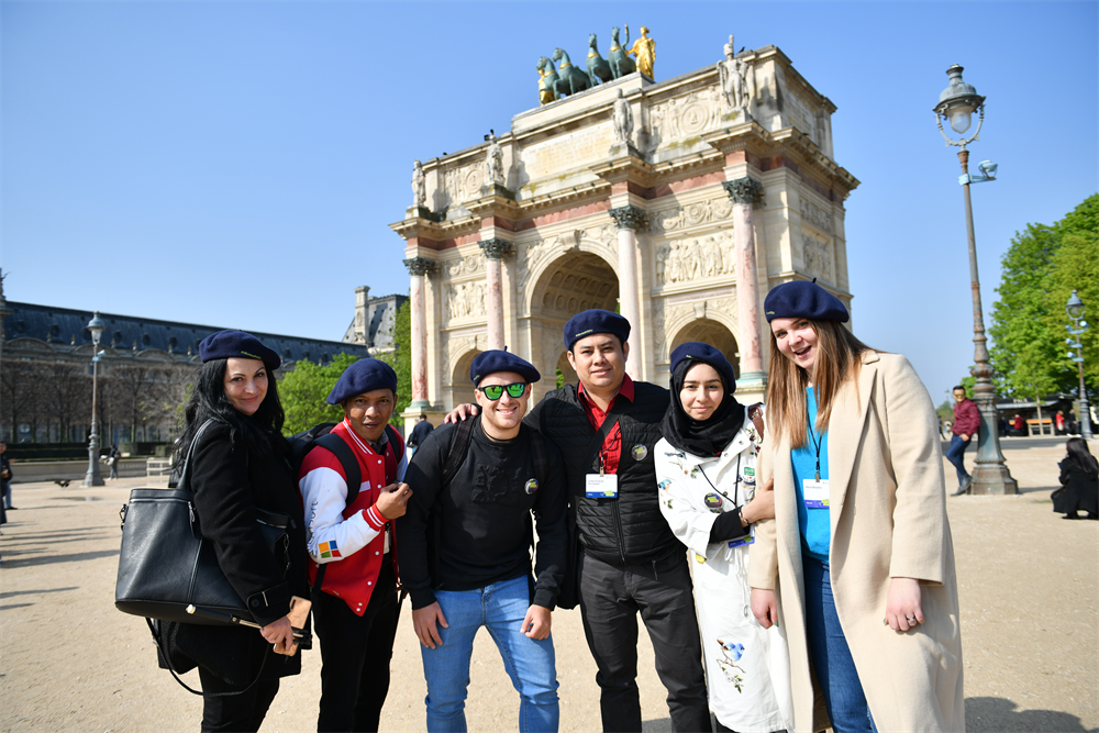 参加者たちはSNSに写真をアップするお題をクリアしながら、パリの街を観光した。