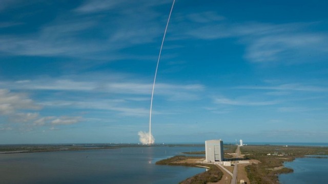 　この長時間露出による写真は、2018年2月6日にロケットが軌道に上昇する際の27基のMerlinエンジンによる光跡をとらえている。