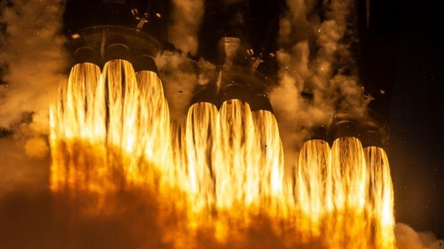 　実質的には、Falcon HeavyはSpaceXのロケット「Falcon 9」を3機束ねたような構造だ。各ブースターに9基ずつ搭載された計27の「Merlin」エンジンが、500万ポンド以上の推力を生み出す。この推力は「Boeing 747」18機分に相当する。

　この写真はFalcon Heavyの2度目の打ち上げ時に撮影されたもので、すべてのエンジンが点火しているところが収められている。