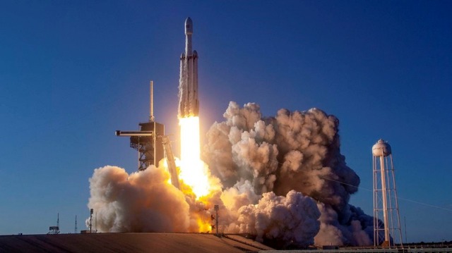 　初飛行の18カ月後、Falcon Heavyは2度目の打ち上げを迎えた、このときは前回よりやや重要な貨物が積まれていた。

　「Arabsat-6A」ミッションはFalcon Heavyにとって初の商業飛行で、2019年4月11日、サウジアラビアの通信衛星であるArabsat-6Aを軌道に送った。