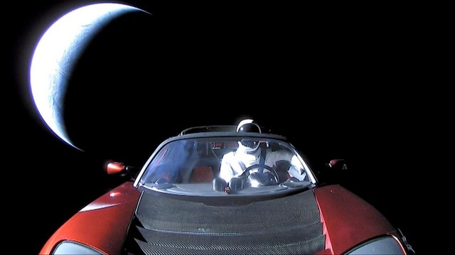 　Falcon Heavyの最初の貨物であるダミーパイロット第1号は、Musk氏のTesla Roadsterに置かれた。このダミー人形は、デヴィッド・ボウイの曲にちなんで「Starman」と名付けられた。RoadsterとStarmanは太陽周回軌道に投入されており、火星を超えた地点へと進んでいくことになる。

　これはStarmanを撮影した最後の写真で、その後このダミー人形は宇宙の闇の彼方へと消えていった。ある研究ではStarmanを乗せたRoadsterの地球への帰還は2091年になるとされているので、帰還を見ることができる可能性は低そうだ。