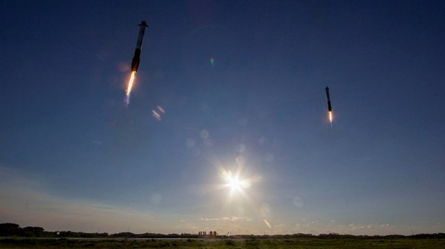 　Falcon Heavyの2度目の打ち上げでのサイドブースター2機の着陸時をとらえた写真。1度目と比較してみるとほぼ同じに見え、まるでSpecaXがそのやり方を完全にマスターしているかのようだ。