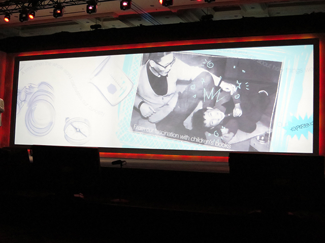 2014年、CESキーノートスピーチでの講演の背景画面。父親にくすぐられ平井少年が笑っている