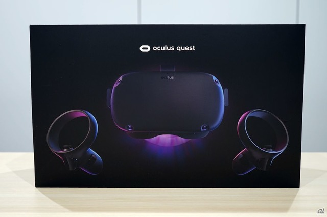 　Facebook傘下のOculusは5月1日、新型のVRヘッドセット「Oculus Quest（オキュラスクエスト）」を5月21日に発売することを発表した。価格は64GBモデルが4万9800円、128GBモデルが6万2800円。Oculus Questは、PCと接続せずに、空間を自由に移動できる6DoF対応のVRヘッドセットだ。CNET Japan編集部では発売に先駆けて、同端末を借りることができたので、早速開封からセットアップまでの手順を紹介しよう。こちらは本体のパッケージ。