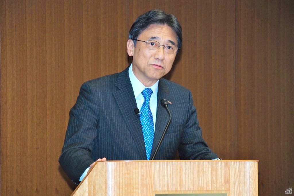 決算説明会に登壇するNTTドコモ代表取締役社長の吉澤和弘氏