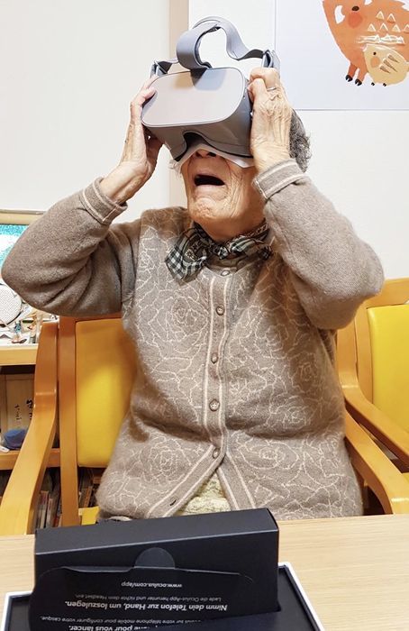 VRを体験する高齢者