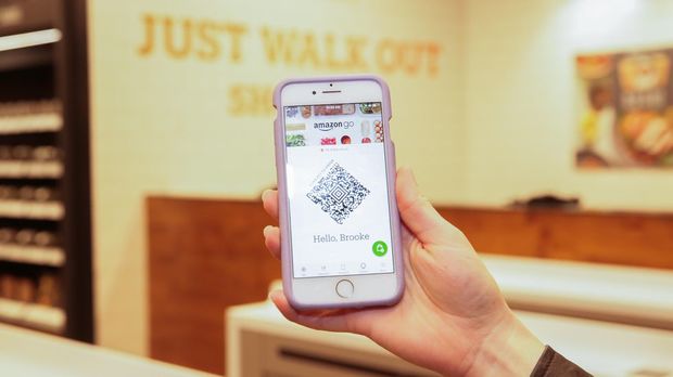 　顧客は入店時に自身のスマートフォンでAmazon Goのアプリを立ち上げる。