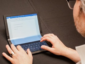 レノボ、折りたたみ画面の13インチ「ThinkPad」を披露