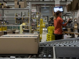 アマゾン、人間の4〜5倍の速さで商品を梱包する機械を導入