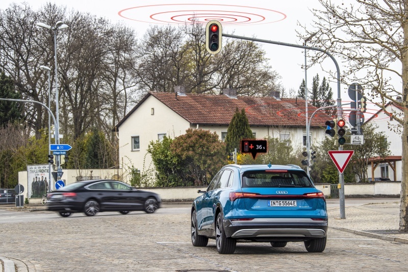 青信号に変わるまでの時間を表示（出典：Audi）