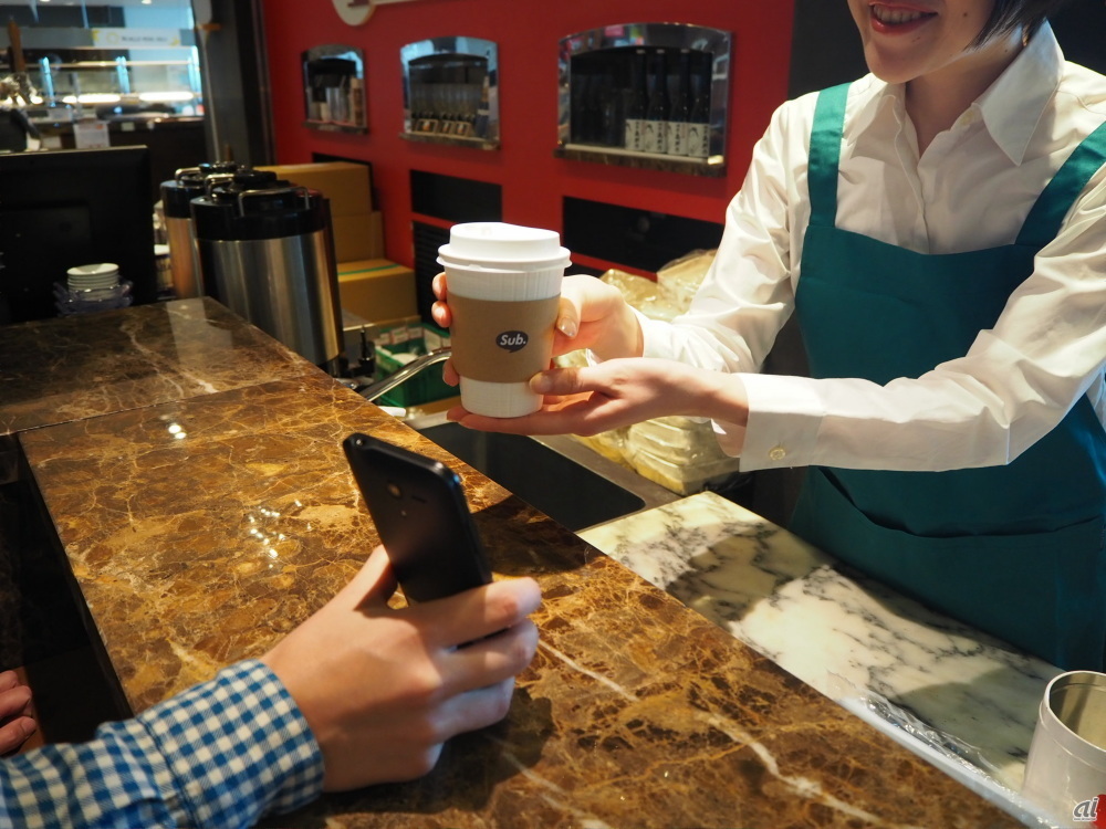 店舗は「月額XX円でコーヒー飲み放題」といった定額サービスを提供。ユーザーは、アプリのインストールなしに利用できる