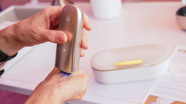 　Procter & GambleがCES 2019でも披露した、サーマルインクジェットプリンターのような動きをする携帯型の美容機器「Opte Precision Skincare System」（Opte）も見かけた。米CNETの記者がこの商品を試している。
