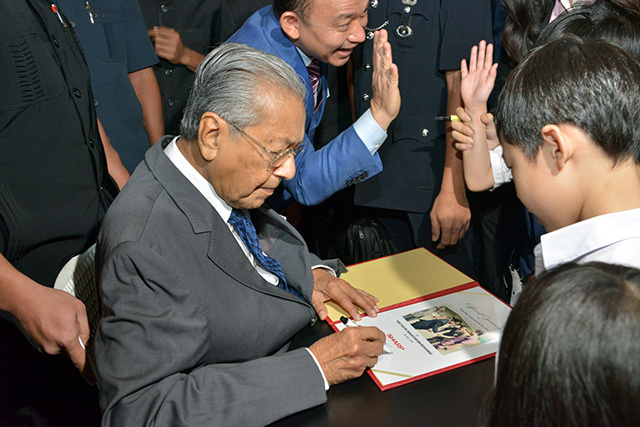 シャープブースを訪問し、記念のサインをするマレーシア首相のマハティール・ビン・モハマド氏