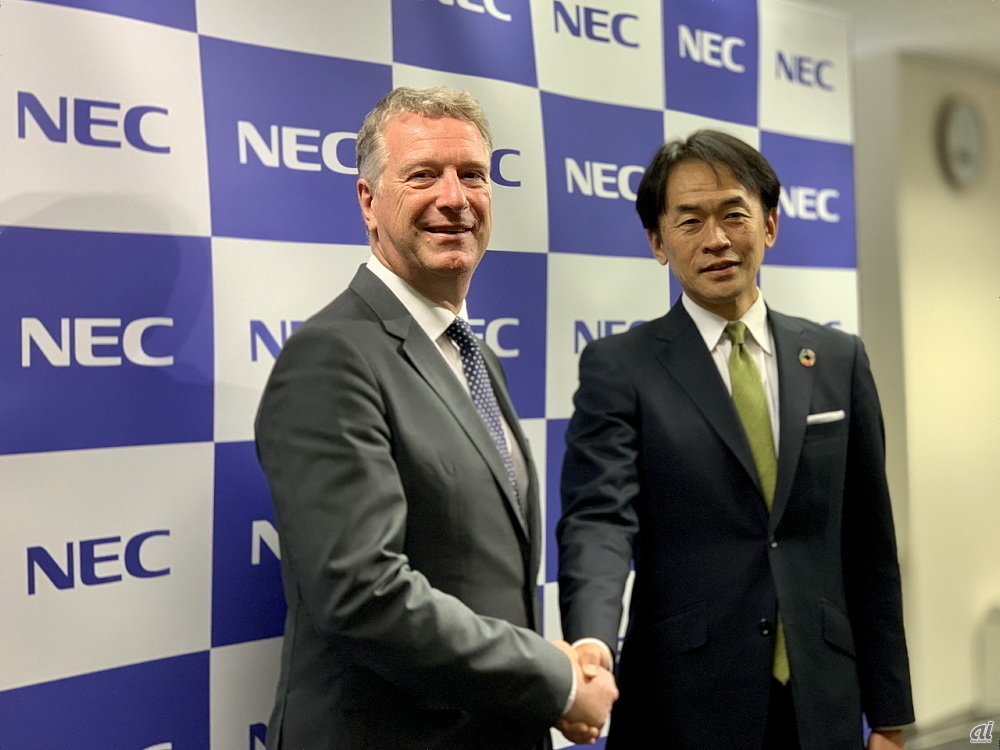 Transgene エリック・ケメナー博士（左）とNEC 執行役員の藤川修氏（右）
