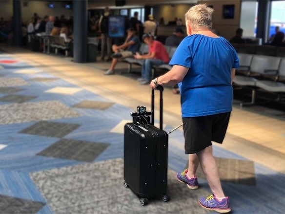 空港で視覚障がい者の単独移動を支援するスーツケースとアプリ--前方に立つ人を通知