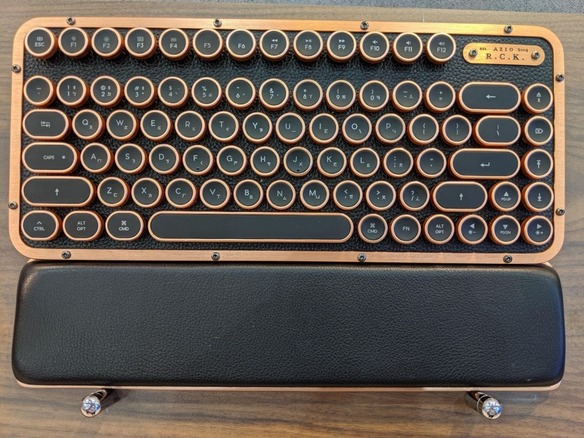 AZIOの「Retro Compact Keyboard」--金属フレームに本革や木をあしらったレトロなキーボード