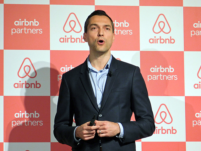 記者会見で語るAirbnb 共同創業者兼CSOのネイサン・ブレチャージク氏