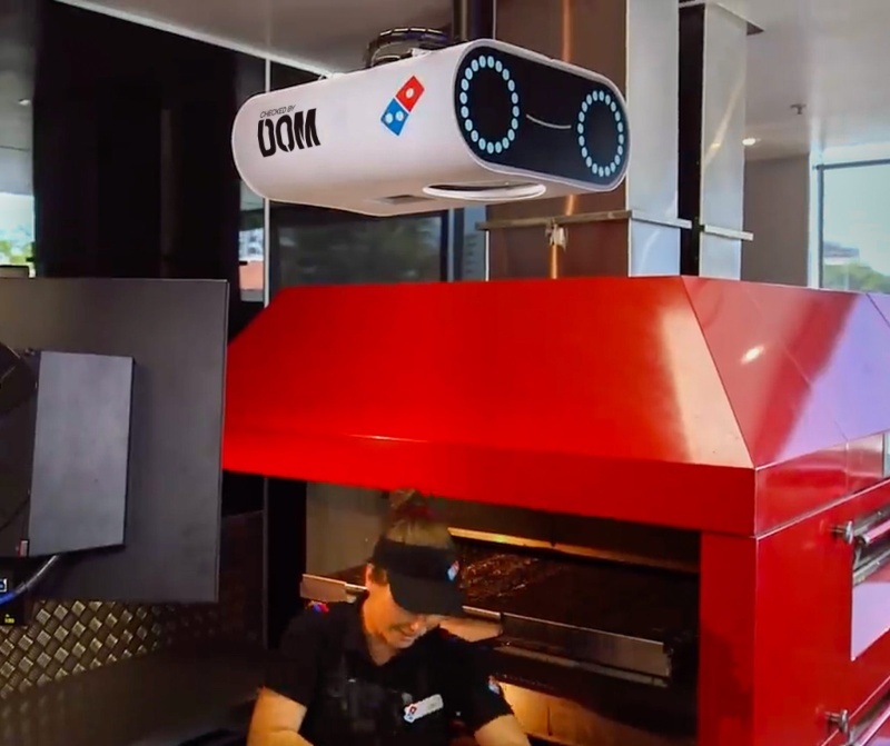 カット台の上からピザを撮影（出典：Domino's公式Facebookページ）