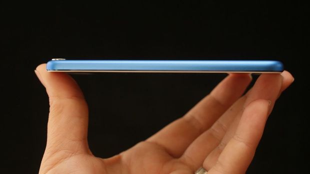 　iPod touchの厚さは6.1mmで、「iPhone XS」や「iPhone XS MAX」よりも薄い。