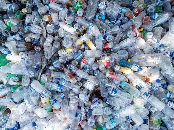 人は毎年5万個のマイクロプラスチックを食べている--さらに呼吸でも摂取