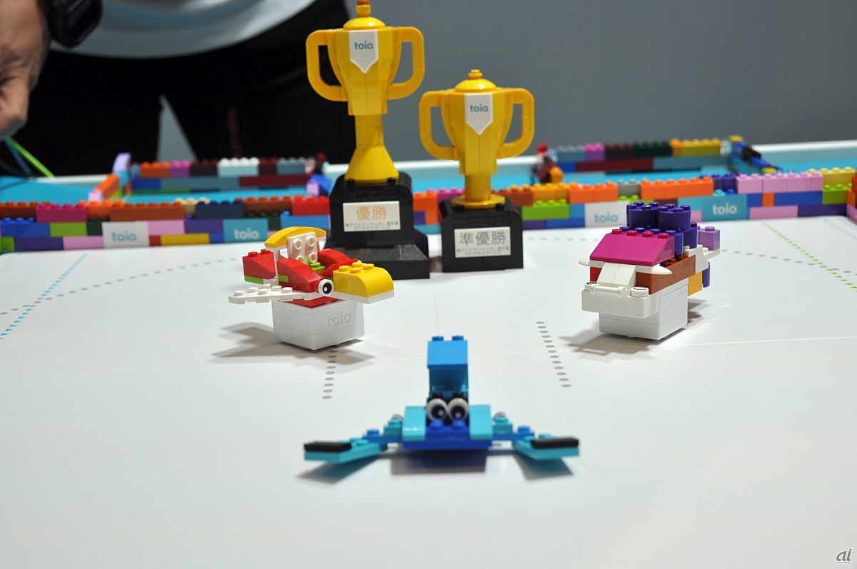 「toioとレゴブロックで親子クラフトファイター選手権」で優勝者、準優勝者にはレゴで作られたトロフィーが贈られる