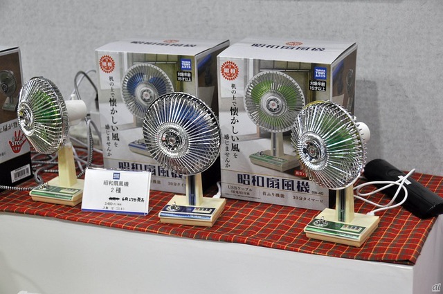 　「昭和扇風機」。往年の扇風機をミニチュアサイズで再現したUSB扇風機となっている。