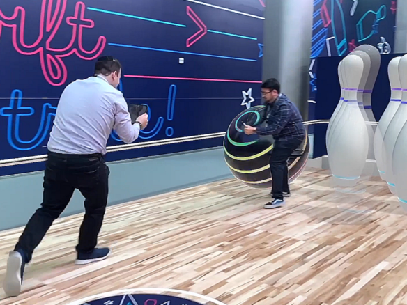 巨大なボールでピンを倒せ！未来を予感させるアップルのARボウリングゲームを体験