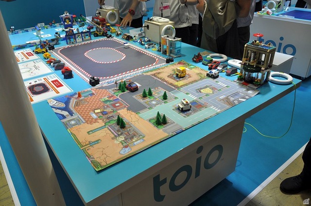 　ソニー・インタラクティブエンタテインメントは、ロボットトイ「toio」を出展。専用タイトル第4弾「トイオ・ドライブ」を発表した【関連記事】。
