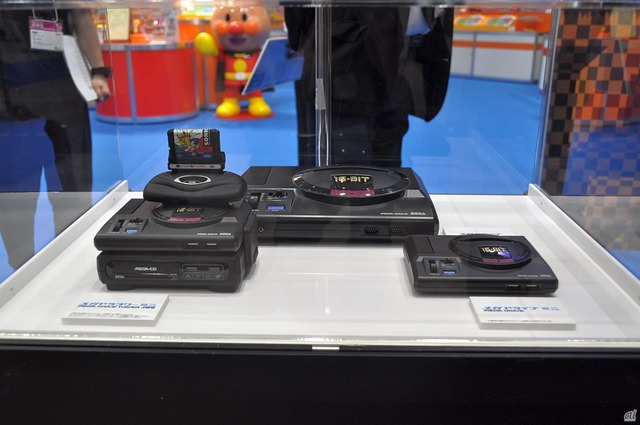 　セガゲームスの「メガドライブミニ」（右）が展示。装飾用のデコレーションキット「メガドラタワーミニ」（左）、初代メガドライブ（中央）も展示されている。