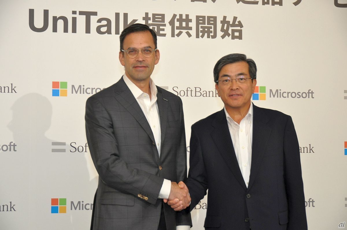 日本マイクロソフト代表取締役社長の平野拓也氏（左）と、ソフトバンク代表取締役副社長執行役員兼COOの今井康之氏（右）