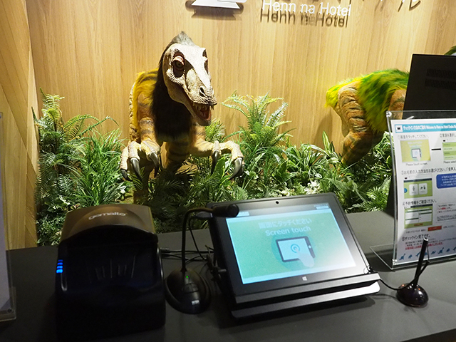 フロントには2体の恐竜型ロボットがおり、出迎えの挨拶をし、チェックインの方法を教えてくれる