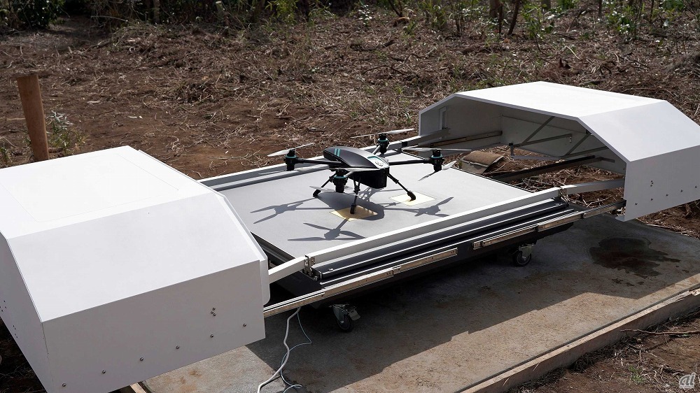 完全自動運用型ドローンシステム「SENSYN DRONE HUB」。ドローンの自動離着陸や自動充電、データリンク機能を備える