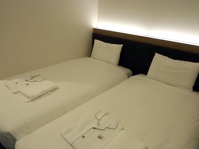ベッドはこんな感じ。部屋は思ったよりも広く、ビジネスホテルとしてはかなり快適