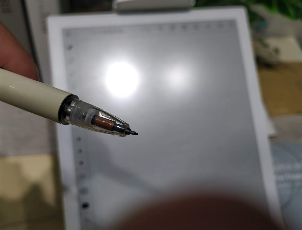 固い書き味であるApple Pencilが苦手な人でも実際の文房具を扱っているのに近い感覚で使えるSupernoteのペン