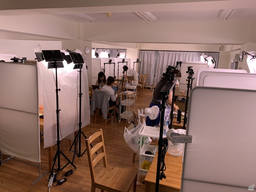 スタジオ内には、撮影ブースが多数設置されており、各自が調理・撮影している