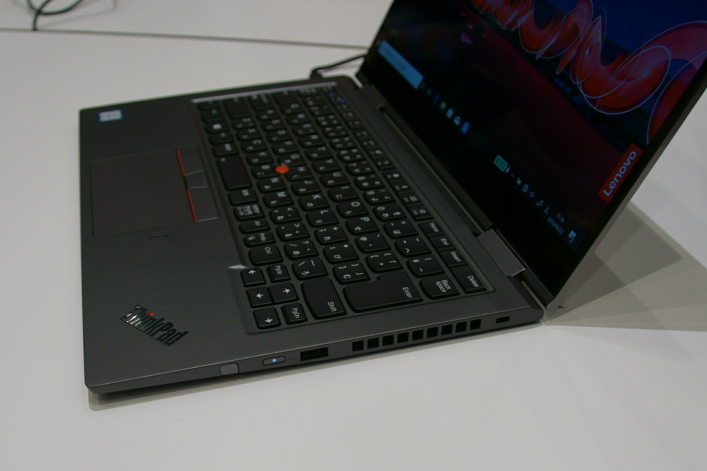 ThinkPad X1 Yogaの右側面