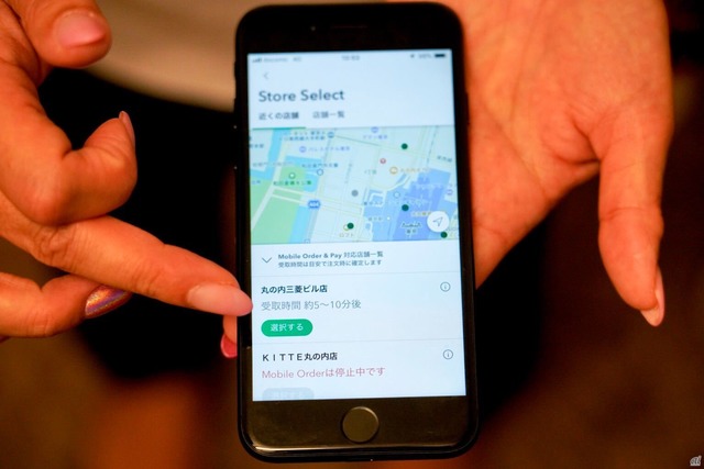 　「Mobile Order & Pay」では、まず受け取る店舗をマップから選択。