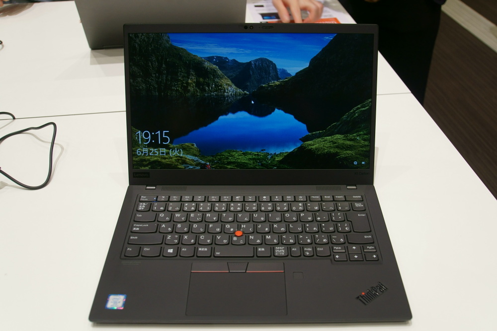 ThinkPad X1 Carbonの正面。モニターの下にスピーカーが設置されている