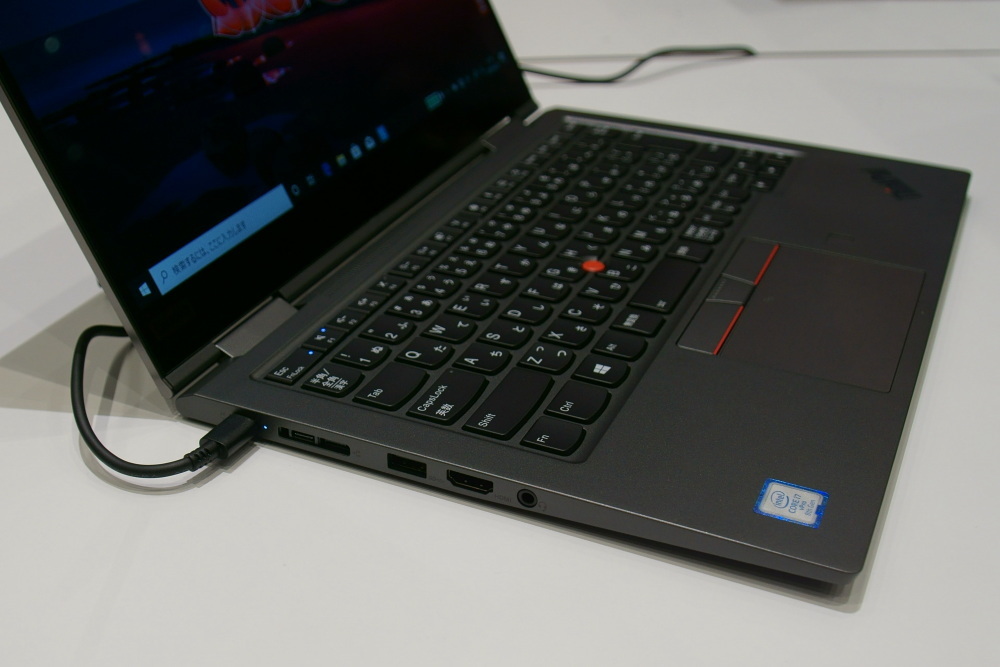 ThinkPad X1 Yogaの左側面