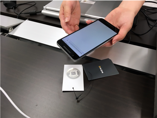 RFIDタグはサービス側で書き込み、一般的なスマートフォンで読み取れる