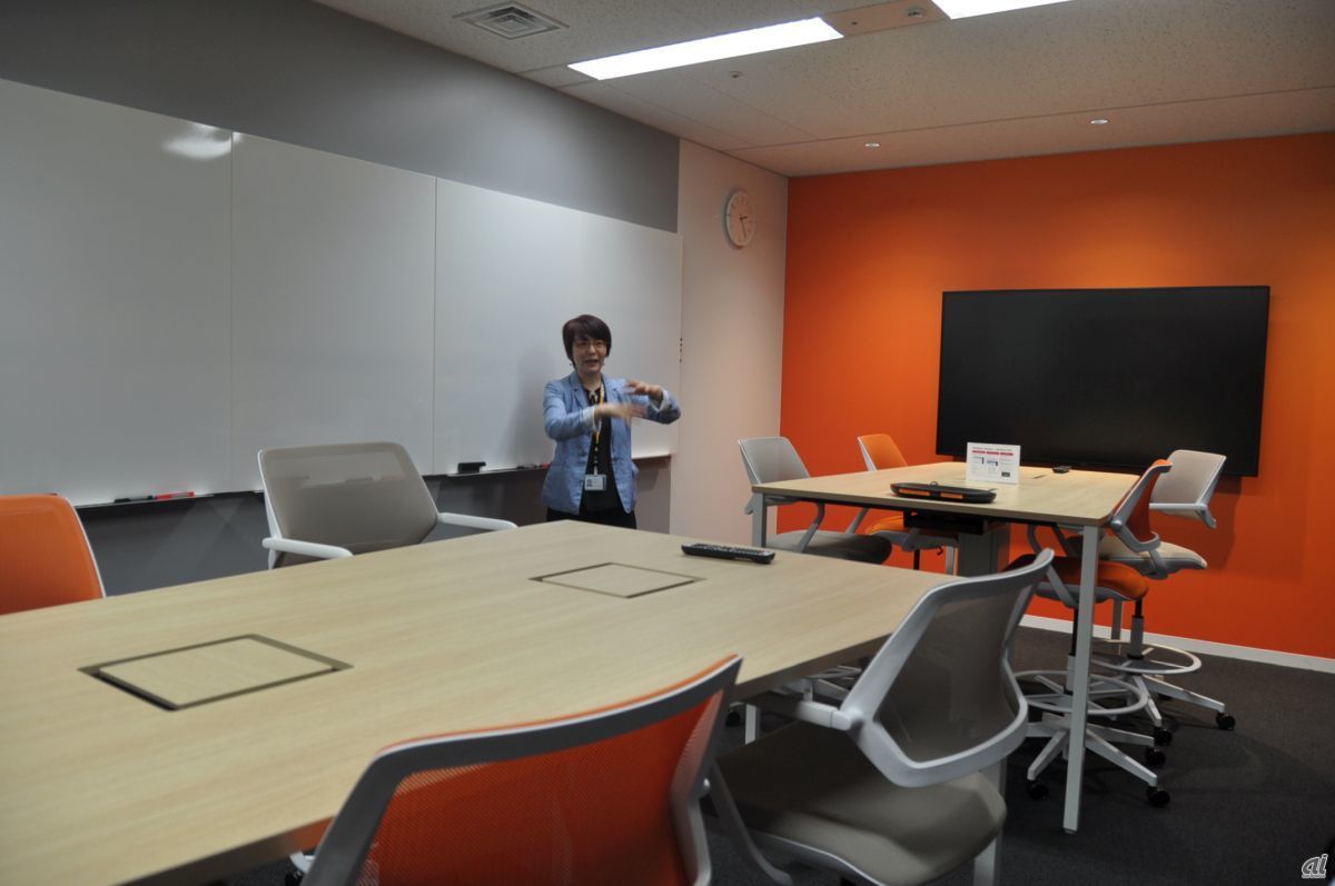 会議室を案内するアバナード Modern Workplace Value Realization オファリングリードの庄昌子氏。椅子や机が比較的高いものにしているのは、説明する人と同じ目線にするためという
