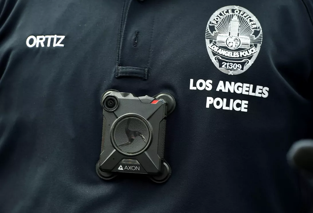 ロサンゼルス警察の警官が身に着けるAxonのボディカメラ