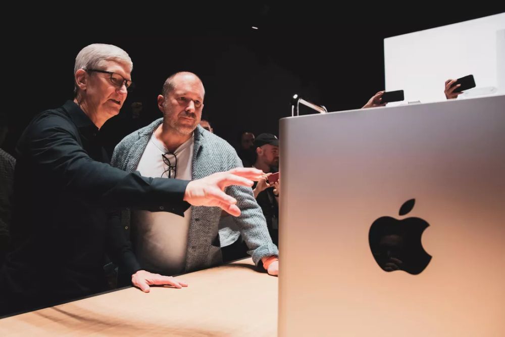 6月に発表された新型の「Mac Pro」を見るTim Cook氏（写真左）とJony Ive氏