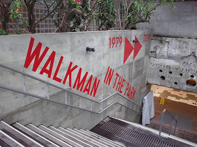 　地下に向かう階段にも「#009 WALKMAN IN THE PARK」のデザインが施されている