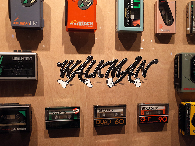  「Walkman Wall」には、デザインや仕様、メディアの変化に加え、ロゴデザインの変化も楽しめる。