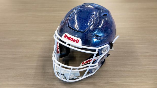 　Carbonは、Riddellのプロフットボール用ヘルメットの内側にある、衝撃を吸収するラティス（格子）構造体を開発している。プレーヤーそれぞれにカスタムフィットするもので、通常のヘルメットよりおよそ0.5ポンド（約226g）軽いという。