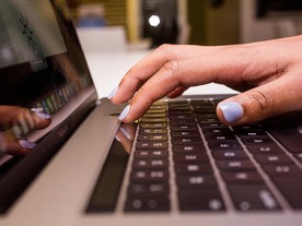 アップル、2019年の「MacBook Air」で新設計のキーボードを採用か--著名アナリストのクオ氏
