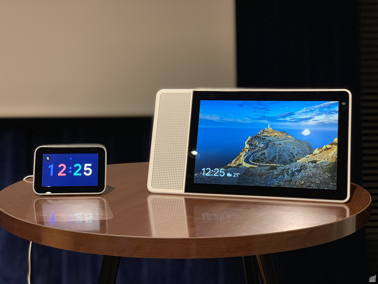 Lenovo Smart Clock（左）とLenovo Smart Display M10（右）
