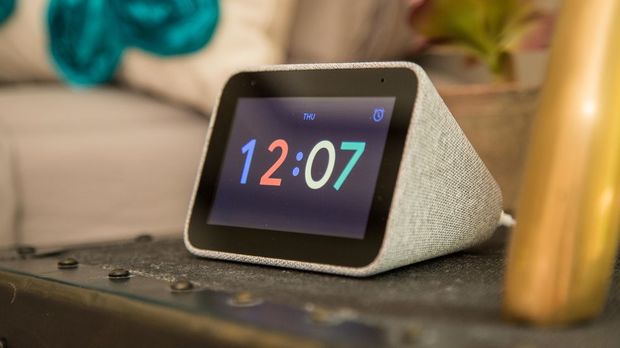 　「Lenovo Smart Clock」は、ベッド脇に置くことを前提に作られた小型のスマートディスプレイだ。機能は他のスマートディスプレイ製品ほど充実していないため、動画の視聴や写真の閲覧、スマート家電の操作はできない。だがGoogleアシスタントは内蔵されている。また、起床時間が近づくと画面が徐々に明るくなる目覚ましを設定したり、デバイスをタップしてスヌーズモードにしたりできる便利な機能を備えている。